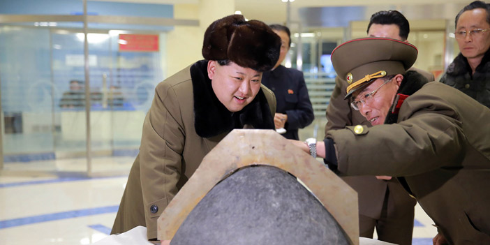  زعيم كوريا الشمالية يلقي نظرة على الرأس النووي