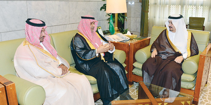  الأمير فيصل بن بندر خلال استقباله م. الخريجي والحازمي