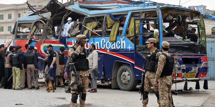  الحافلة المستهدفة في مدينة بيشاور