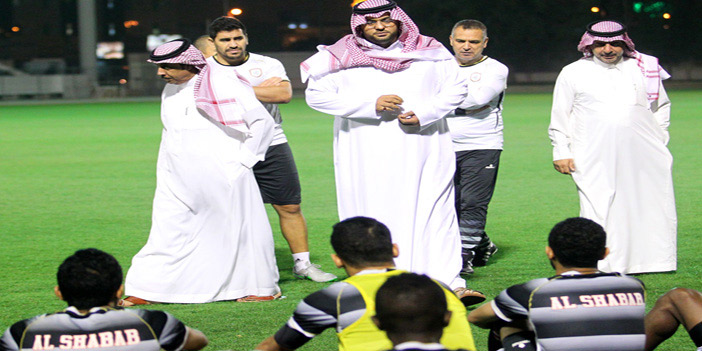  الأمير فهد بن خالد في حديثه مع اللاعبين