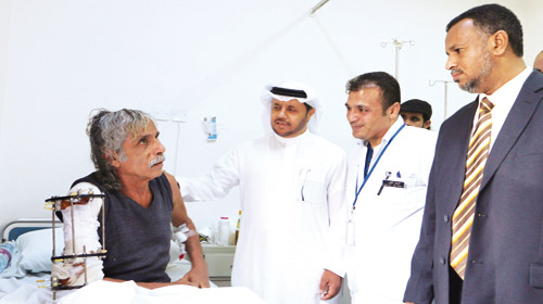  السحيباني خلال زيارته للمصابين اليمنيين