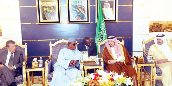  أمير الرياض مستقبلا رئيس غينيا لدى وصوله الرياض