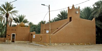 متحف نفحات الماضي بالحريق يعيد الحياة لمسجد بن عرار التاريخي بنعام 