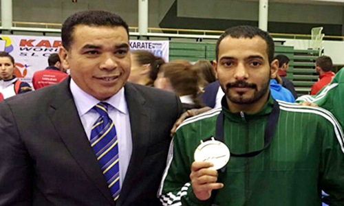  الخليفة يحمل الميدالية بجانب مدرب منتخب الكاراتيه عبد الفتاح النجار