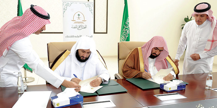  وزير العدل ورئيس ديوان المظالم خلال توقيعهما أمس على الوثيقة