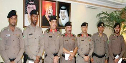  مدير شرطة الباحة مع المكرمين من أفراد الشرطة