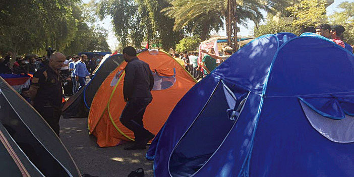  أنصار الصدر ينصبون مخيماتهم وسط المنطقة الخضراء في بغداد