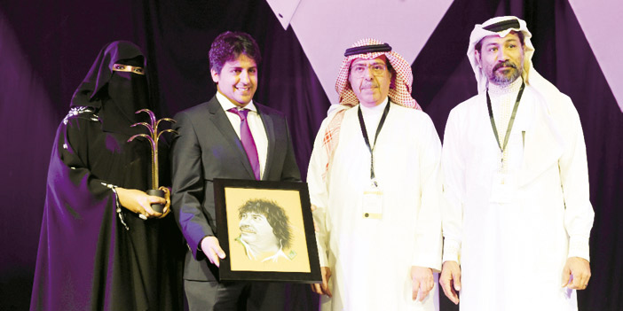  من اليمين: أحمد الملا وسلطان البازعي وعبد العزيز وسلافة أبناء سعد الفريح
