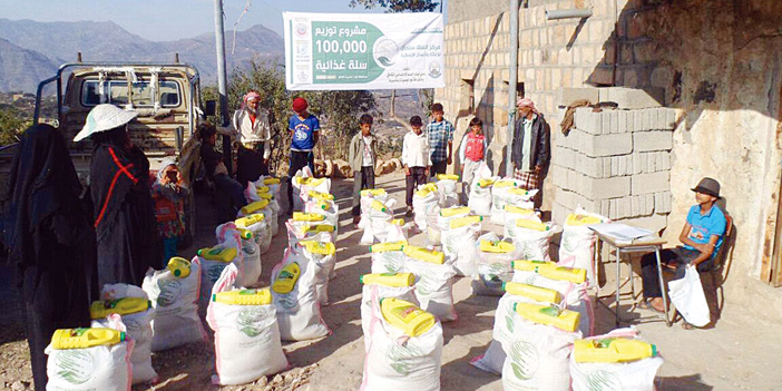 مركز الملك سلمان يوزع 4 آلاف سلة غذائية في «الصلو» بتعز 