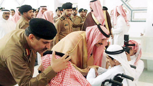  الأمير عبد الرحمن يصافح المعاقين