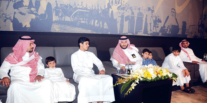  الأمير تركي بن محمد مع أبناء الشهداء