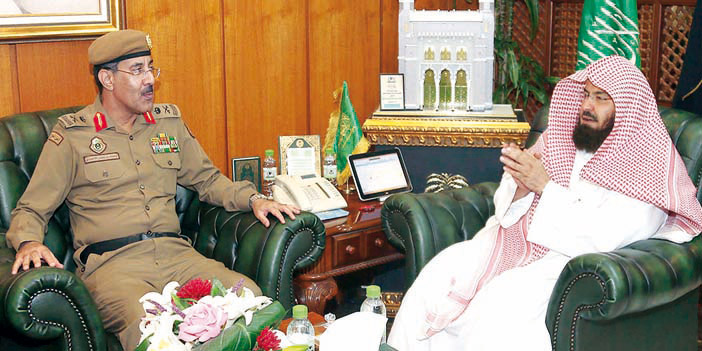  الرئيس العام لشؤون المسجد الحرام يتحدث مع اللواء الأحمدي