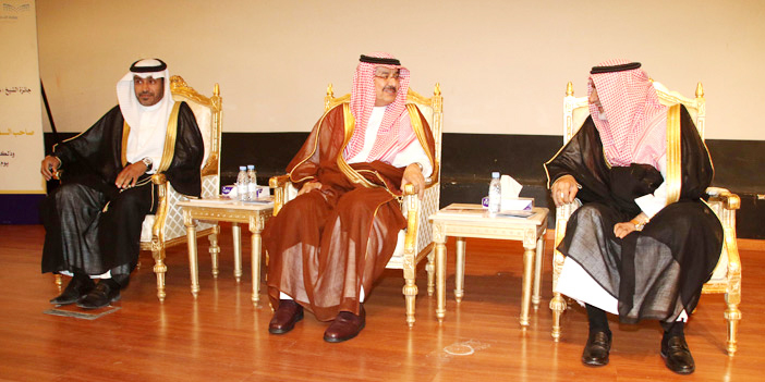  سمو محافظ الدرعية في حديث جانبي مع الشيخ سعد العثمان وبجانبهما مدير تعليم الرياض