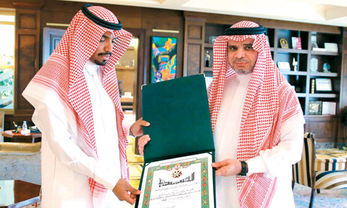  وزير التعليم يسلم الحربي وسام الملك عبد العزيز
