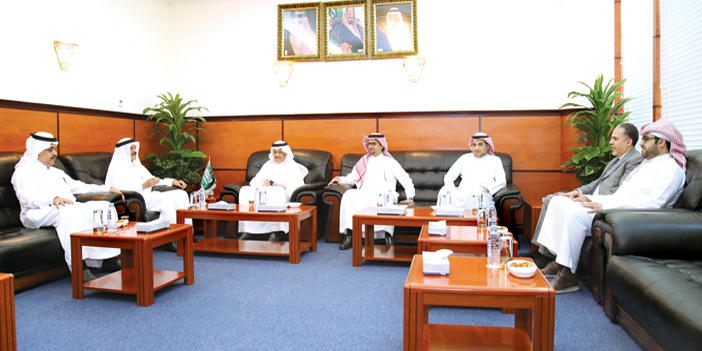  عبدالعزيز الشويعر وعبدالوهاب السيد ومرافقوهما خلال زيارتهم لـ(الجزيرة)