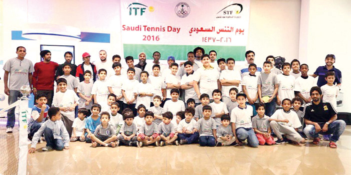 عدد من الأطفال المشاركين بيوم التنس العالمي