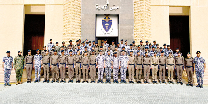  صورة جماعية للطلبة الخريجين مع مسؤولي الكلية