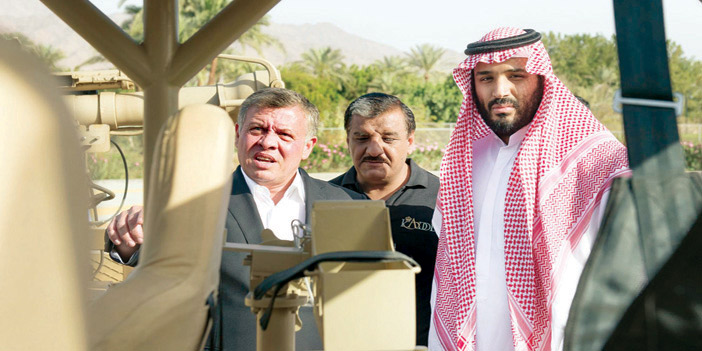 ملك الأردن وولي ولي العهد يطلعان على آليات عسكرية حديثة من إنتاج وتطوير مركز الملك عبد الله الثاني للتصميم والتطوير «كادبي» 
