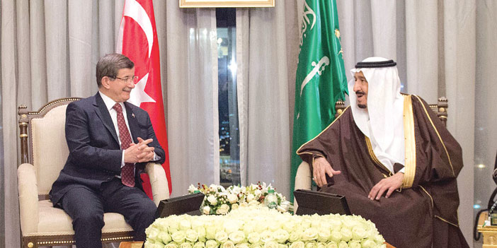   خادم الحرمين الشريفين خلال لقائه مع رئيس الوزراء  التركي