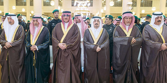 نائب خادم الحرمين الشريفين يؤدي صلاة الميت على صاحبة السمو الأميرة سارة بنت سعود الكبير 