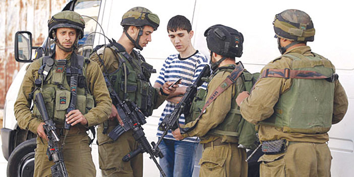  الاحتلال يعتقل شباناً فلسطينيين