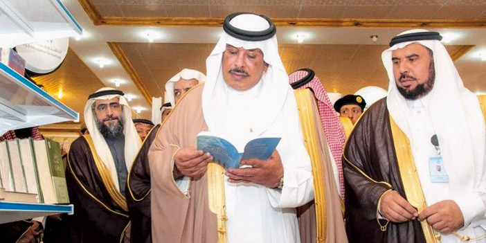  أمير الباحة خلال افتتاحه المعرض