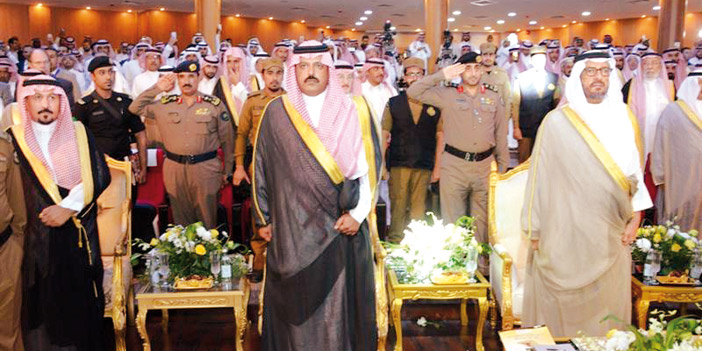  الأمير سعود بن عبدالمحسن ونائبه الأمير عبدالعزيز بن سعد خلال رعاية الحفل