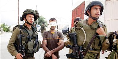 جيش الاحتلال يعتقل 25 فلسطينياً بينهم 13 مسناً 