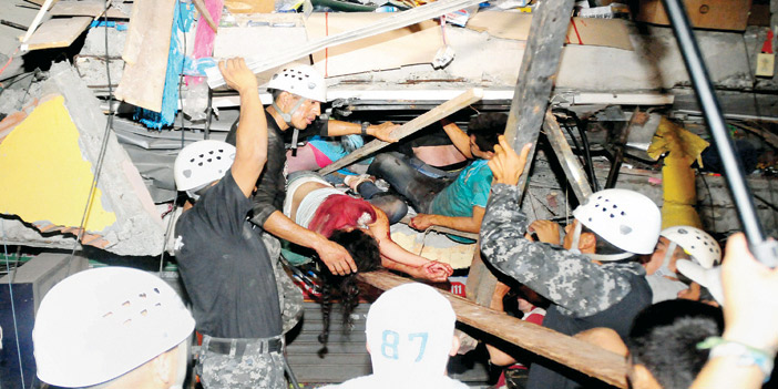 فرق الإنقاذ تحاول إخراج الناجين من بين أنقاض الزلازل في مدينة ماتا