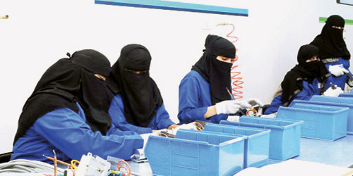  سعوديات يعملن في خطوط إنتاج المصانع بالمملكة