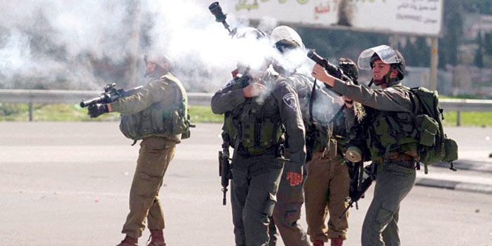  قوات الاحتلال تطلق قنابل الغاز