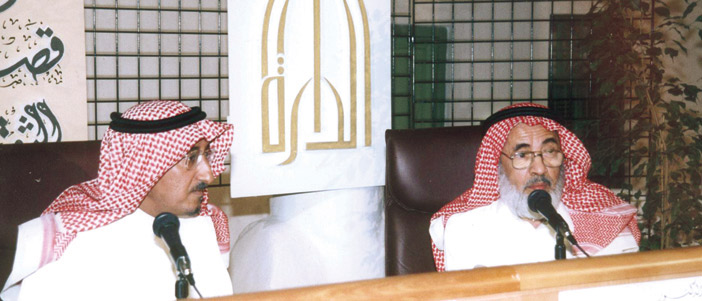  الفقيد عبدالله العثيمين وإلى يمينه الدكتور السماري في أحد لقاءات الدارة