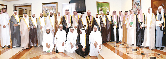  الأمير فيصل يتوسط أعضاء الجمعية العمومية