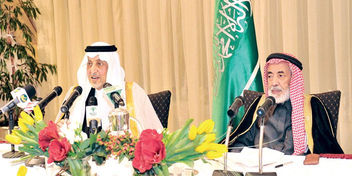  الأمير خالد الفيصل، وعبدالله العثيمن -رحمه الله- خلال إعلان الفائزين في فروع الجائزة لعام 2012
