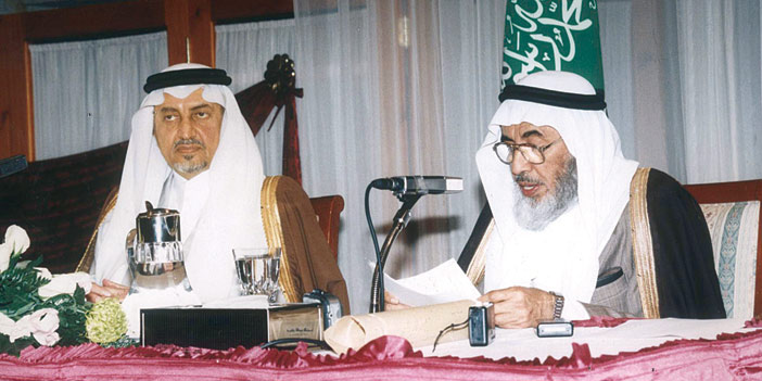   الأمير خالد الفيصل وعبدالله العثيمين - رحمه الله - في صورة أرشيفية بمؤسسة الملك فيصل