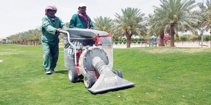   ماكينة كنس وشفط مخلفات الفصفص وأعقاب السجائر في متنزه الروضة شرق الرياض