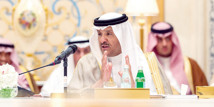   الأمير سلطان بن سلمان خلال الجلسة