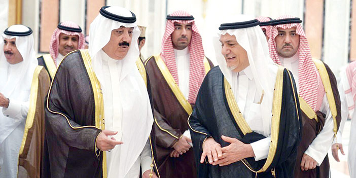  الأمير تركي الفيصل مستقبلاً الأمير متعب بن عبدالله ويبدو الأمير تركي بن عبدالله