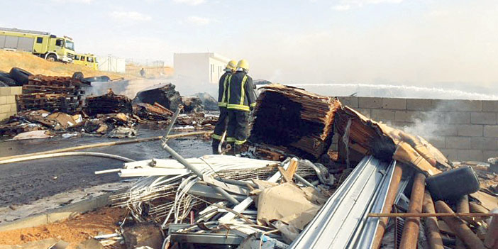 مدني المزاحمية يسيطر على حريق مستودع مصنع مياه 