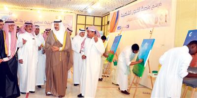 الأمير فيصل بن محمد يفتتح معرض ملتقى جمعية التشكيليين الثاني ويسلِّم الجوائز 