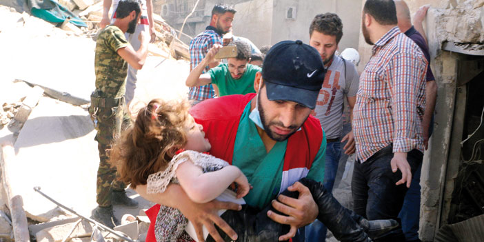 إنقاذ طفلة سورية من تحت الأنقاض جراء قصف النظام على حلب