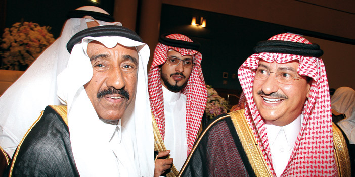  الأمير عبدالعزيز أثناء حديثه للزميل المصيبيح