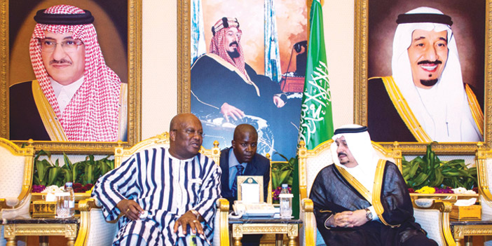   أمير الرياض مستقبلاً رئيس بوركينا فاسو لدى وصوله الرياض