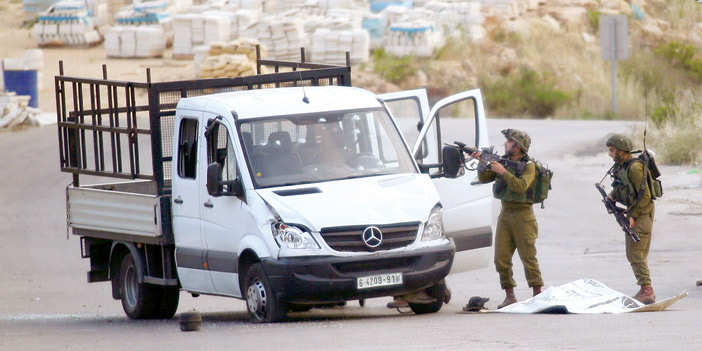   المشهد كما بدا أمس عندما قتلت قوات الاحتلال سائق الشاحنة الفلسطيني