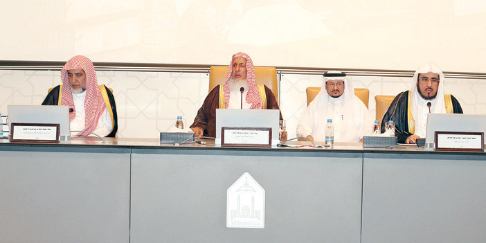  المفتي ووزير الشؤون الإسلامية خلال مناقشة الرسالة
