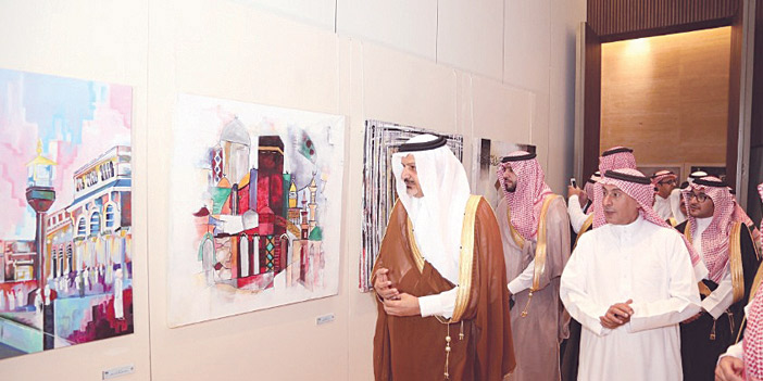   الأمير فيصل ومرافقوه في جولة على المعرض