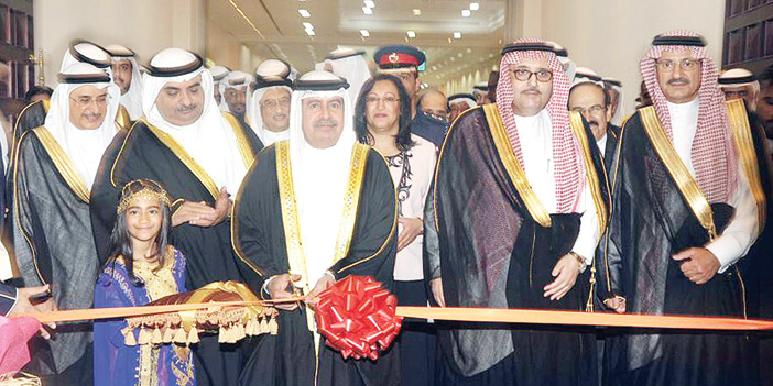  الشيخ علي بن خليفة وإلى جانبه الأمير عبد العزيز بن أحمد خلال الافتتاح