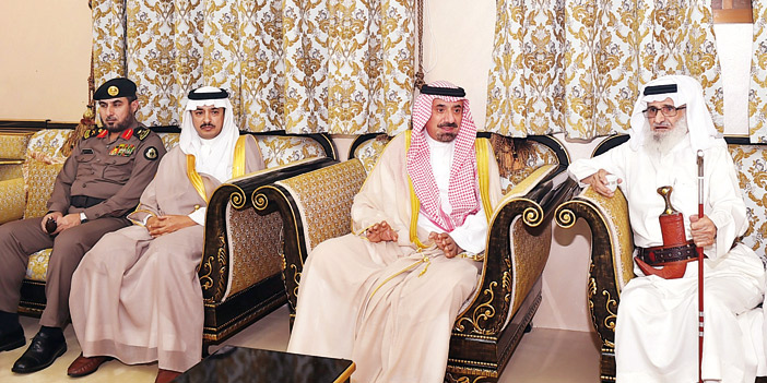  الأمير جلوي معزياً الشيخ سلطان بن منيف (المصدر)