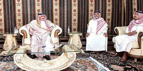   الأمير فهد بن سلطان خلال مواساته أسرة العماش