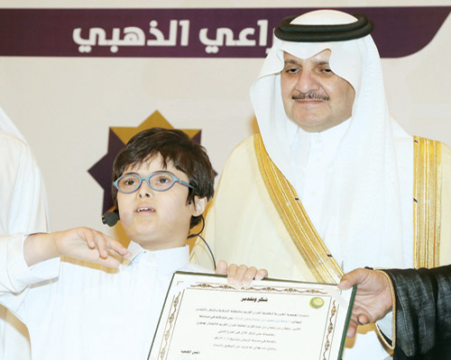  الأمير سعود بن نايف يكرم الطالب أسامة خلال الحفل